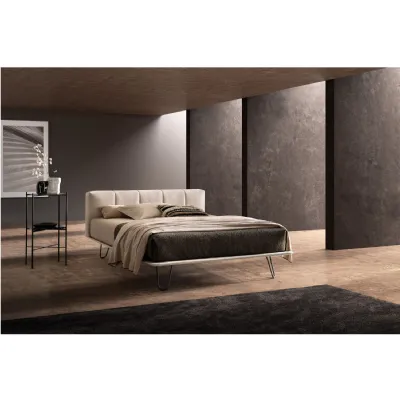 Letto moderno con piedini Crook Samoa a prezzo ribassato