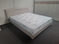 Letto moderno con gambe Tahiti S75 a prezzo ribassato