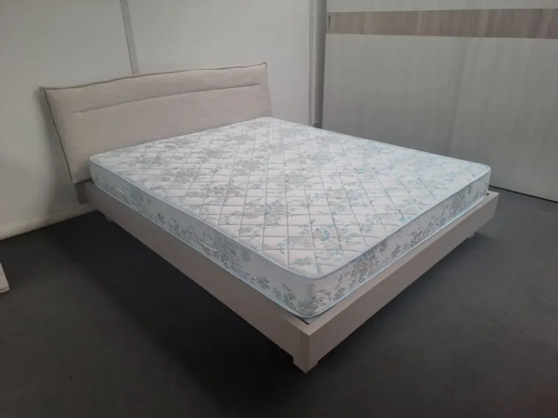 Letto moderno con gambe Tahiti S75 a prezzo ribassato