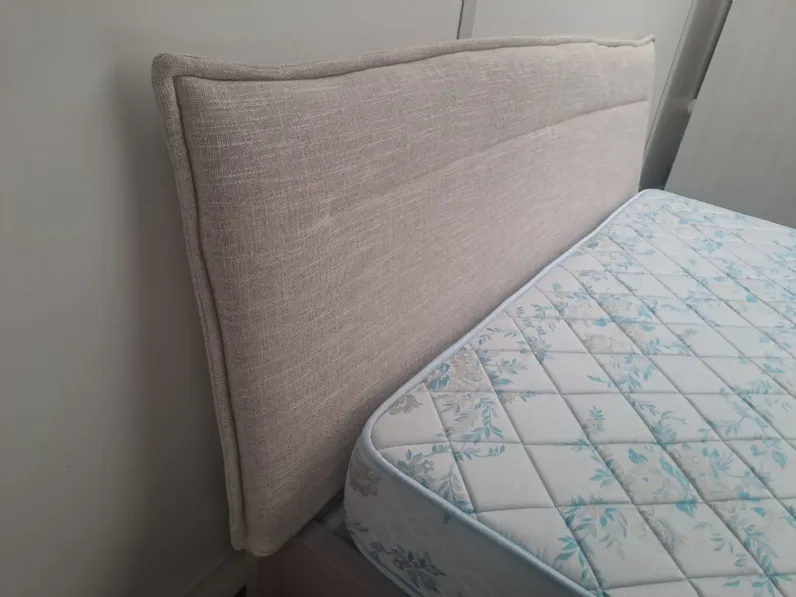 Letto moderno con gambe Tahiti S75 a prezzo ribassato