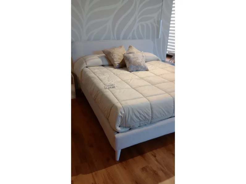 Letto moderno con giroletto Scudo Imab a prezzo ribassato