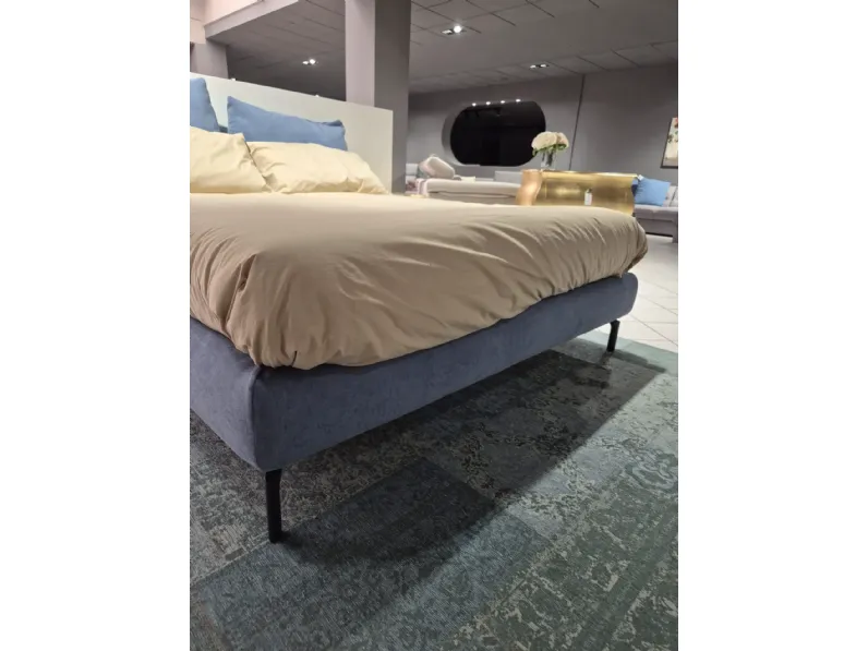 Letto imbottito modello Tecum quadro di Novaluna scontato 50%