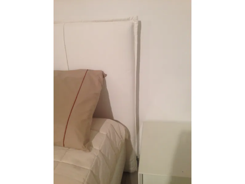 Letto moderno con gambe Tim Felis a prezzo scontato