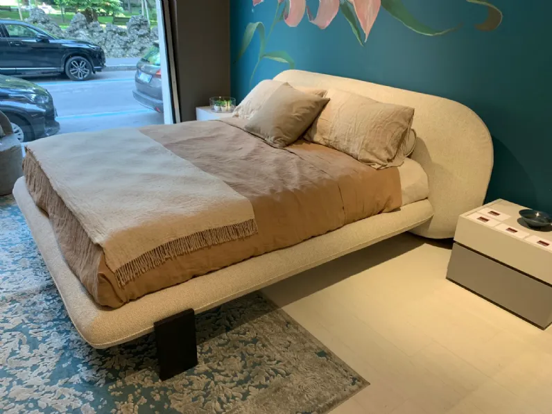 Letto moderno con piedini Wabi Saba a prezzo scontato