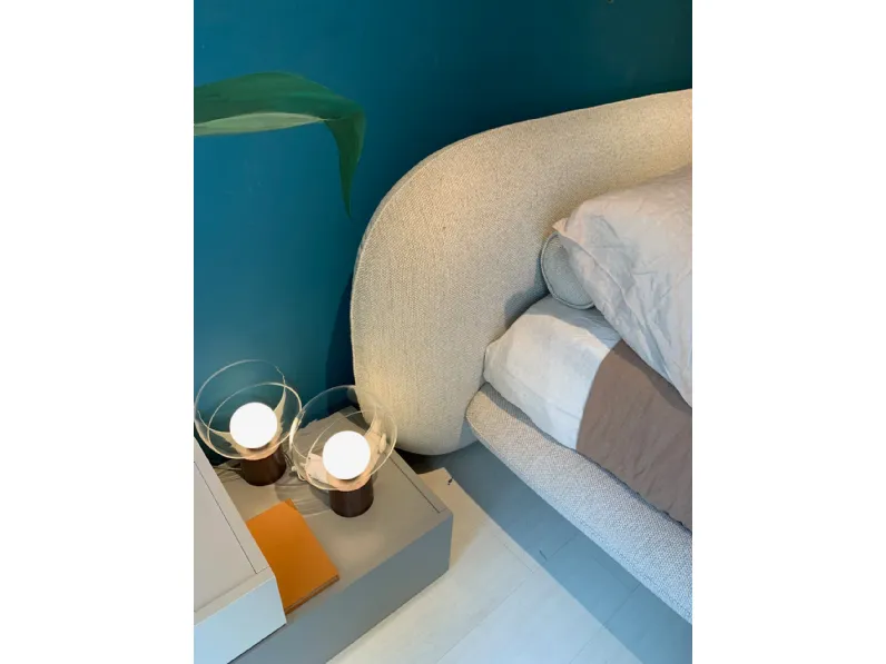 Letto moderno con piedini Wabi Saba a prezzo scontato