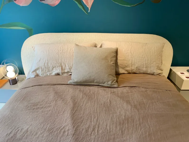 Letto moderno con piedini Wabi Saba a prezzo scontato