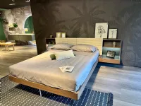 Letto matrimoniale design Yuki Tomasella a prezzo ribassato