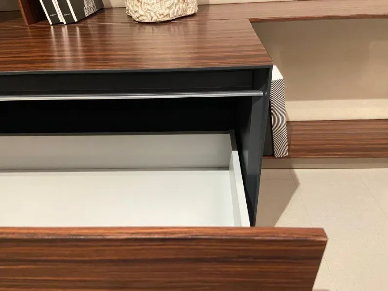 Madia di B&b italia in legno Flat a prezzo Outlet