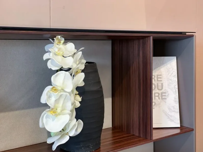 Madia di B&b italia in legno Flat a prezzo Outlet