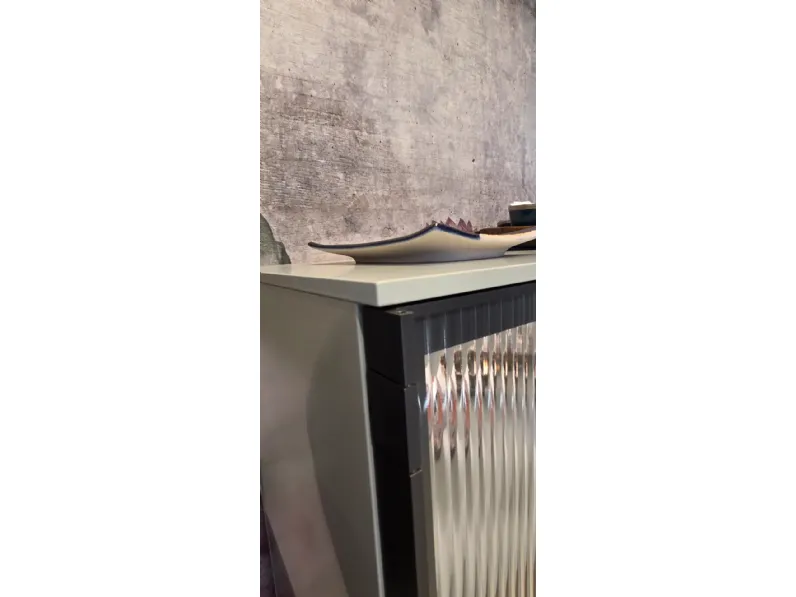 Madia in stile design Madia belt vetro cannettato illuminata  di Novamobili a prezzo scontato