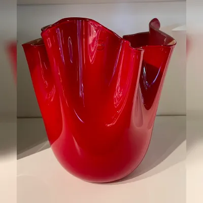 Oggettistica design modello Venini fazzoletto opalino rosso di Venini in Offerta Outlet