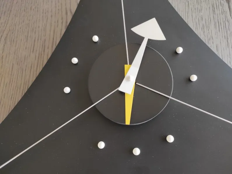Triangle clock Vitra in stile design a prezzo ribassato