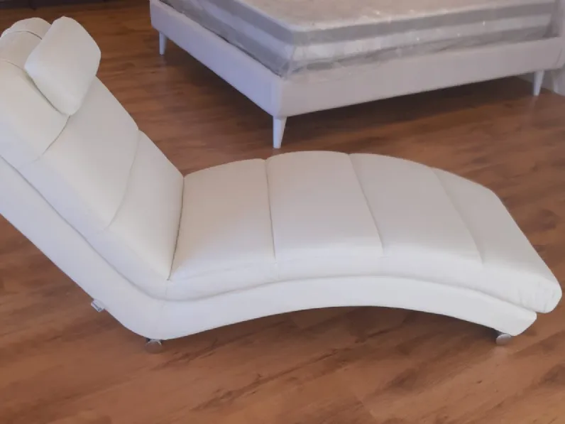Poltrona con movimento relax Sofia chaise lougue in Ecopelle Tomasucci con forte sconto 