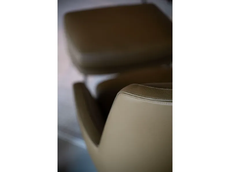 Poltrona con seduta fissa Belt  Minotti in Offerta Outlet 