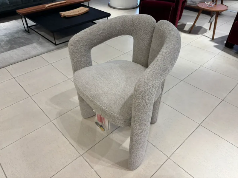 Poltrona con seduta fissa Dudet 562 Cassina a prezzo scontato 