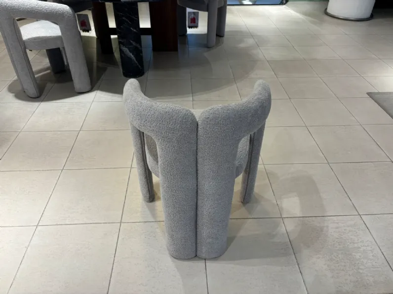 Poltrona con seduta fissa Dudet 562 Cassina a prezzo scontato 