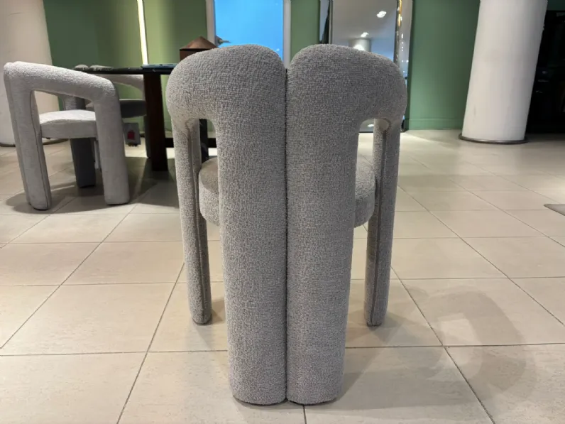 Poltrona con seduta fissa Dudet 562 Cassina a prezzo scontato 