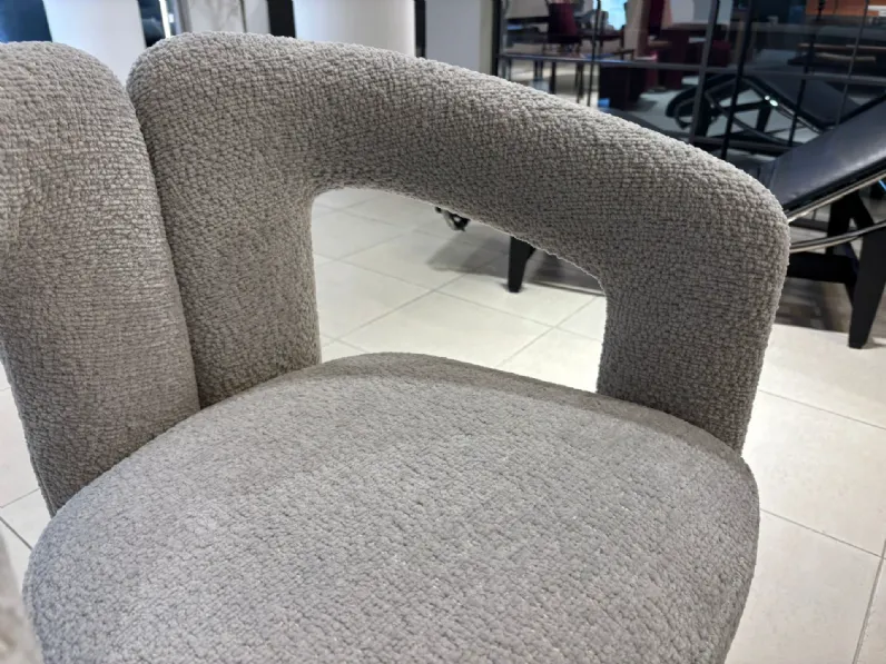 Poltrona con seduta fissa Dudet 562 Cassina a prezzo scontato 