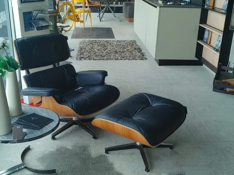 Poltrona modello Riproduzione poltrona eames con pouf Prospettive a prezzi convenienti