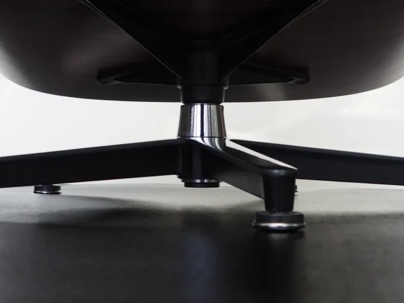 Poltrona girvole modello eames  Artigianale in Pelle SCONTATA