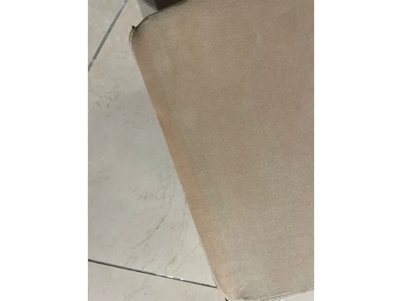 Pouf in tessuto Cubo a marchio Dema a prezzo ribassato