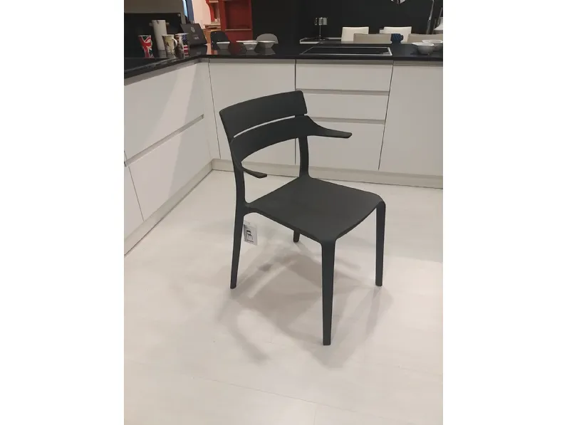 Sedia in plastica con braccioli Rochet in offerta
