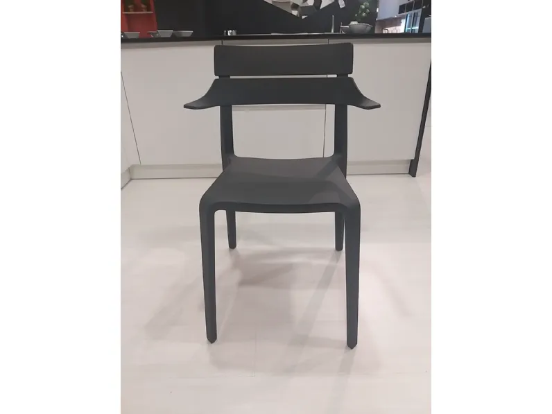 Sedia in plastica con braccioli Rochet in offerta