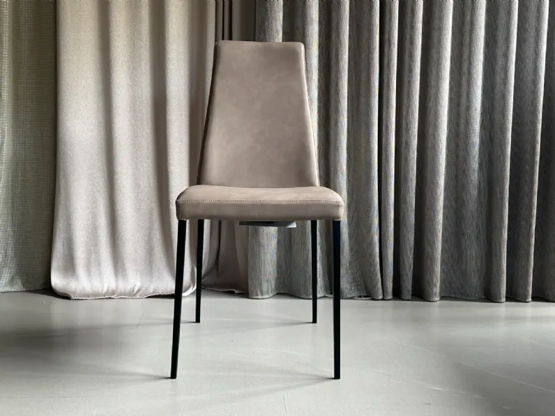 Sedia da soggiorno realizzata in tessuto Aida soft di Calligaris 