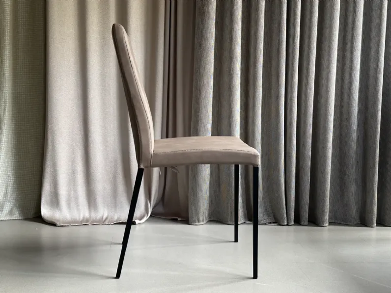 Sedia da soggiorno realizzata in tessuto Aida soft di Calligaris 