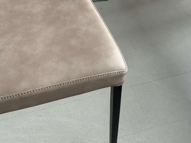 Sedia da soggiorno realizzata in tessuto Aida soft di Calligaris 