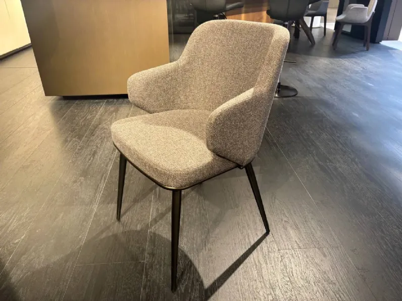Sedia da soggiorno realizzata in tessuto Foyer di Calligaris 