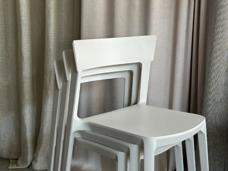 Sedia impilabile modello Skin a prezzo riservato 