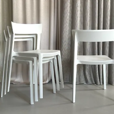 Sedia impilabile modello Skin a prezzo riservato 