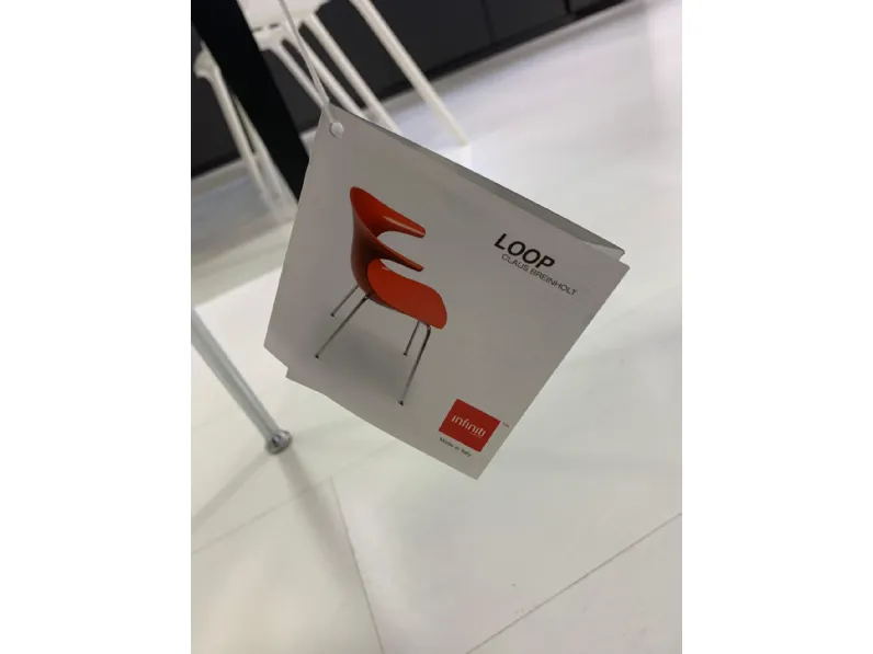 Sedia di Infiniti modello Loop da soggiorno in offerta -50%