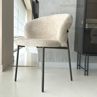 Sedia da soggiorno realizzata in tessuto Oleandro di Calligaris 