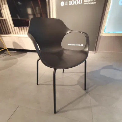 Sedia con braccioli modello Ops a prezzo riservato 