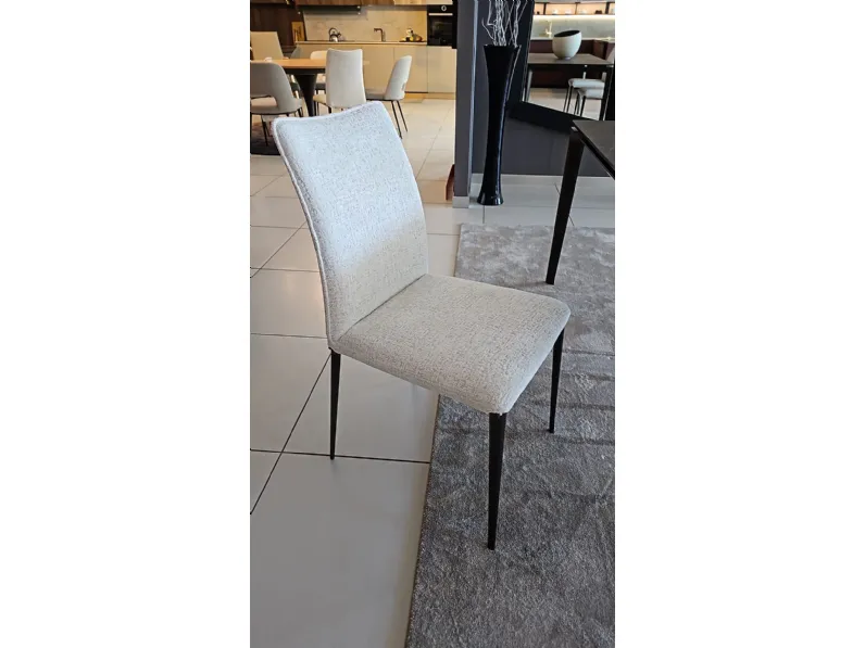 Sedia da soggiorno realizzata in tessuto Sedia flessibile fay di Calligaris 