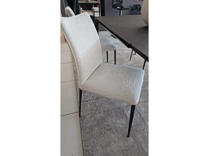 Sedia da soggiorno realizzata in tessuto Sedia flessibile fay di Calligaris 