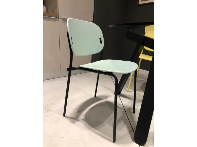 Sedia in plastica modello Yo! di Connubia 