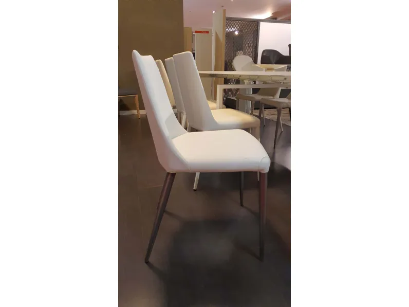 Sedia Spritz bianca da soggiorno realizzata in ecopelle scontata del 73%