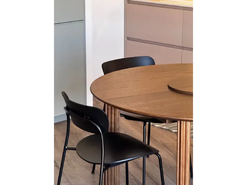 Sedia Pavilion da soggiorno realizzata in legno scontata del 25%