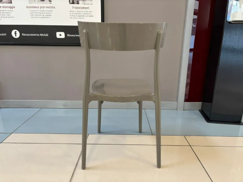 Sedia da soggiorno realizzata in laccata Catwalk di Kartell 