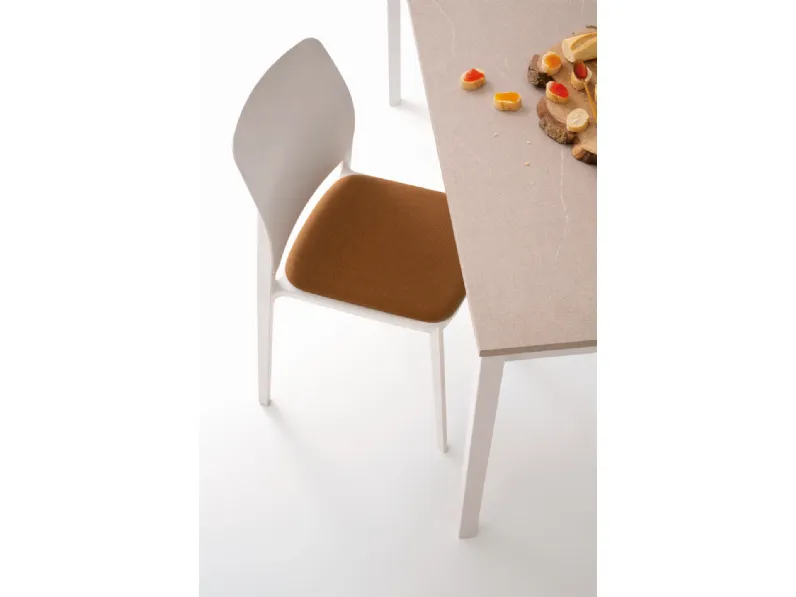 Sedia Tipa imbottita da cucina realizzata in plastica scontata del 30%