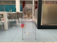 Sedia modello Victoria ghost senza braccioli di Kartell 