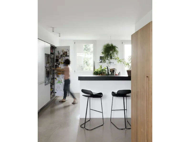 Sgabello da cucina Bcn sgabello su slitta Kristalia a prezzo scontato