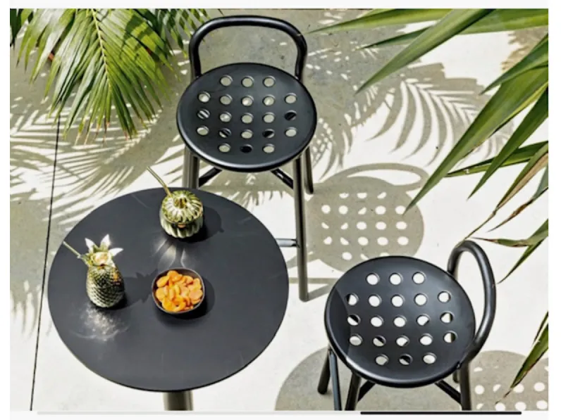 Sgabello pipe  stool alto  nero Magis con 4 gambe a prezzo scontato