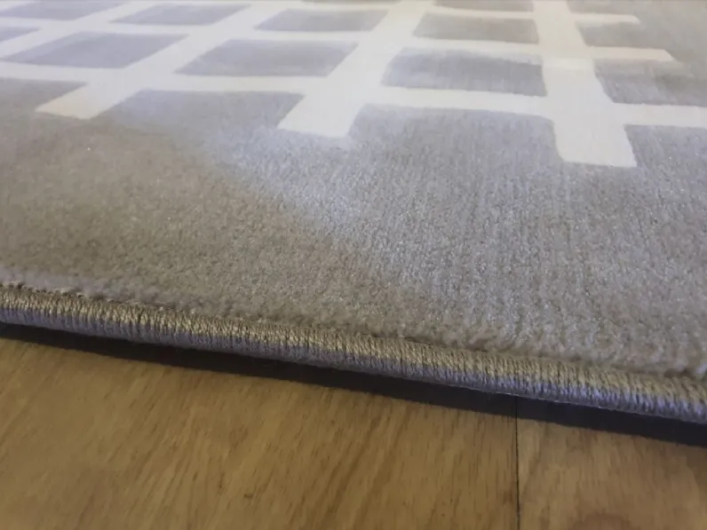 Scopri il Tappeto Moderno rettangolare modello Cek in offerta! Una scelta di stile e qualità per la tua casa.