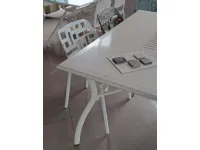 Tavolo per l'esterno modello Emu in offerta