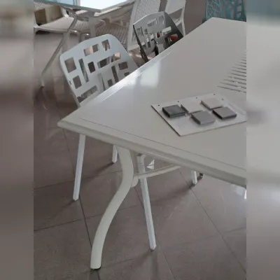Tavolo per l'esterno modello Emu Emu in offerta