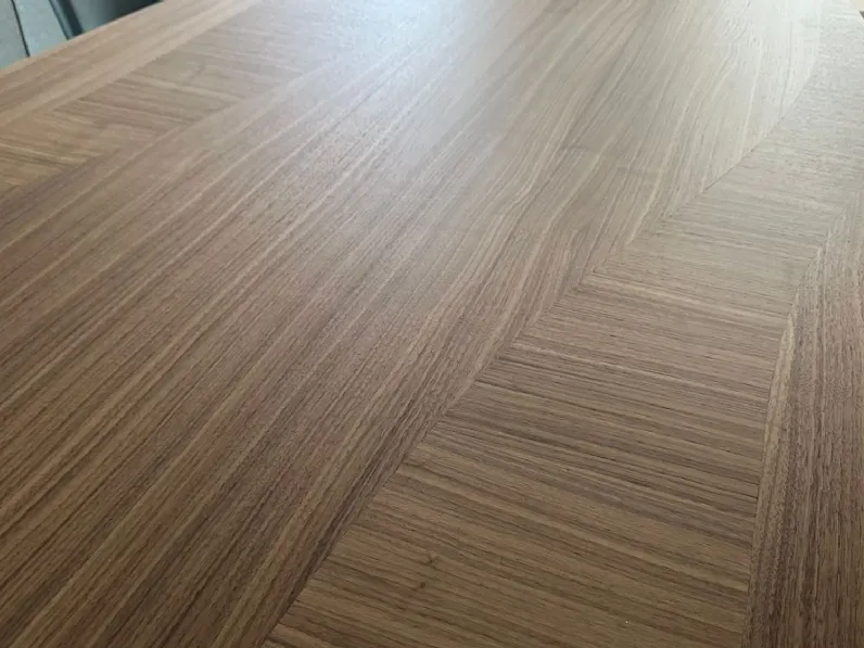 Scopri il Tavolo sagomato Random Ozzio con uno sconto del 30%! Design moderno ed elegante, perfetto per la tua casa.